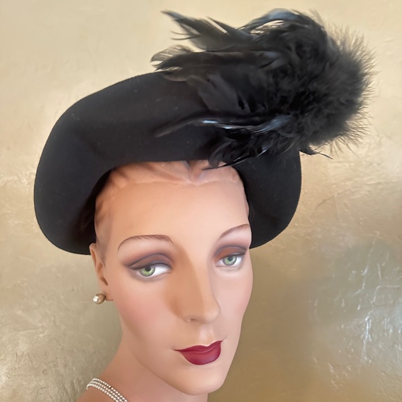 STUNNING 19409s' BLACK FELT HAT WITH INDENTED BRIM AND BLACK FEATHER SPRAY